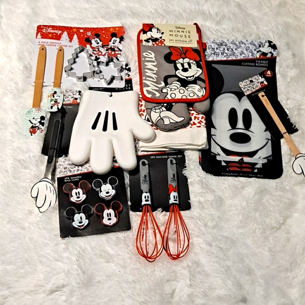 NWT! 21PC Minnie Mickey Disney Kitchen Set